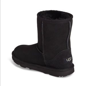 UGG Kids Classic II Black big kids size 1